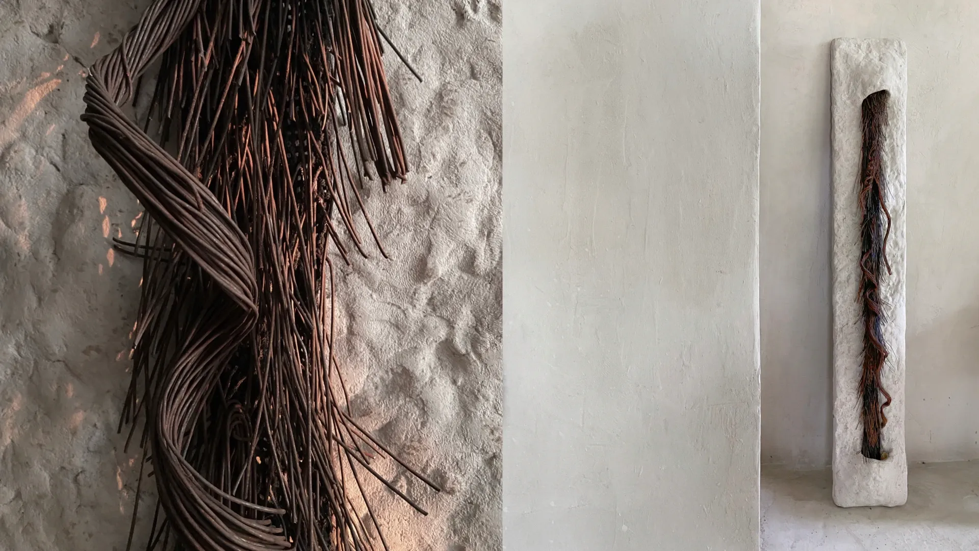 Detalhe de fibra vegetal saindo da massa texturada